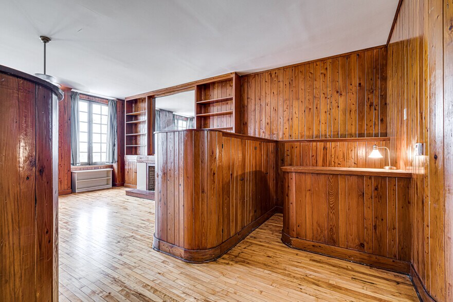 More Photos Of 339 Madison Ave, Memphis Storefront Retail Office For Sale
