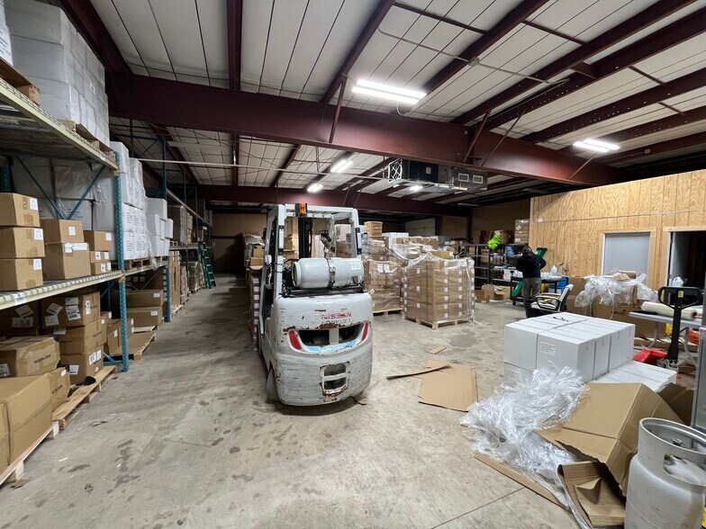 More Photos Of 1042 NW 69th St, Oklahoma City Manufacturing For Lease