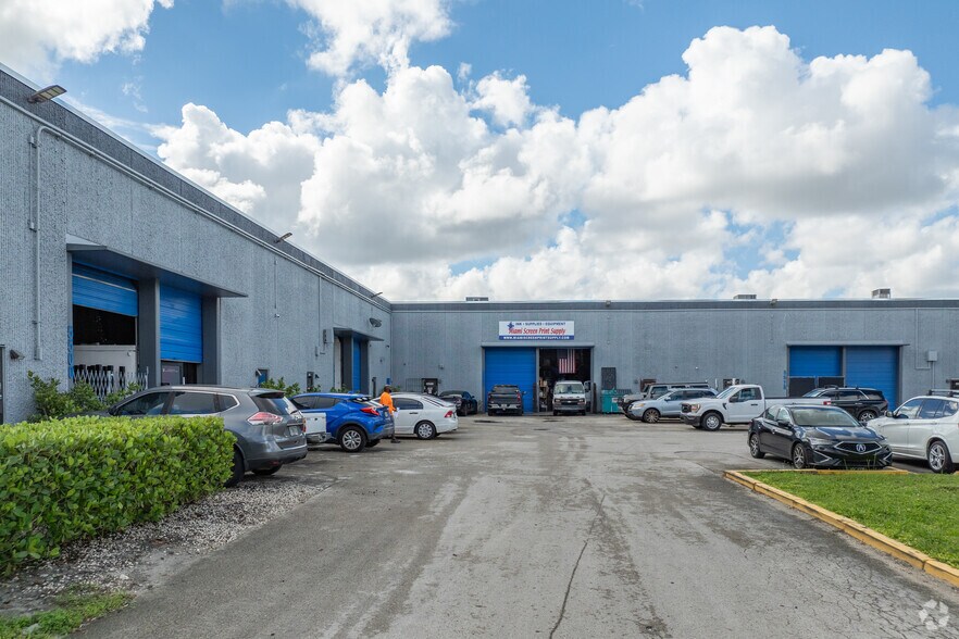 More Photos Of 5500-5632 NW 161st St, Hialeah Showroom For Lease