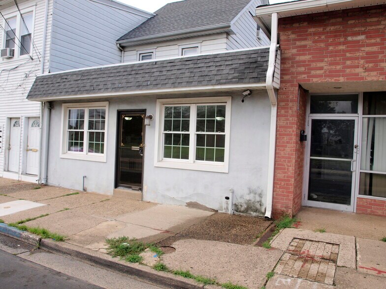 More Photos Of 209 Bridgeboro St, Riverside Storefront For Lease
