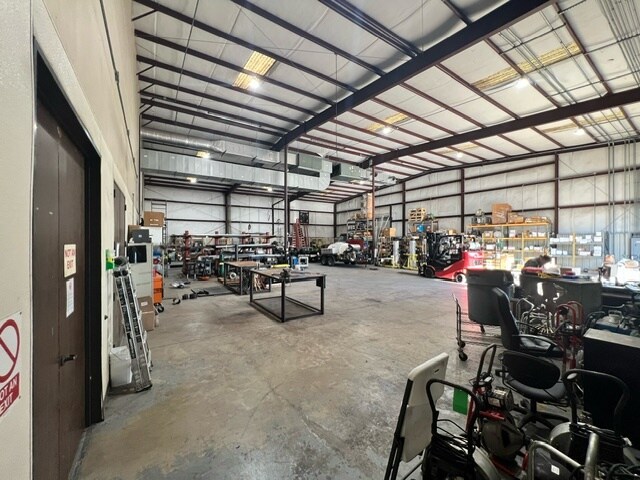 More Photos Of 11050 W Little York Rd, Houston Light Distribution For Lease