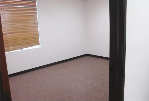 More Photos Of 821-825 Royal Way, Edmond Flex For Sale