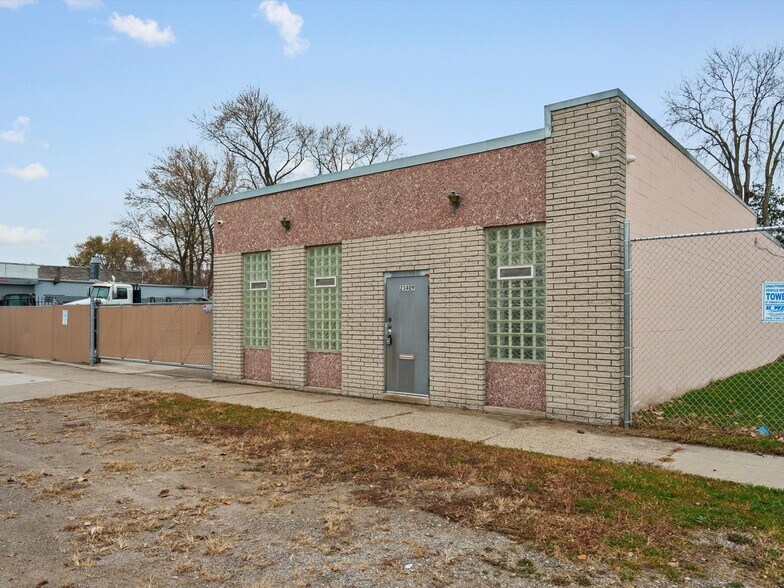 Primary Photo Of 23409 Dequindre Rd, Hazel Park Manufacturing For Lease