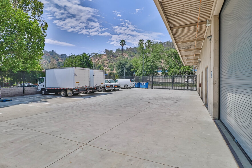More Photos Of 1625 Riverside Dr, Los Angeles Warehouse For Lease