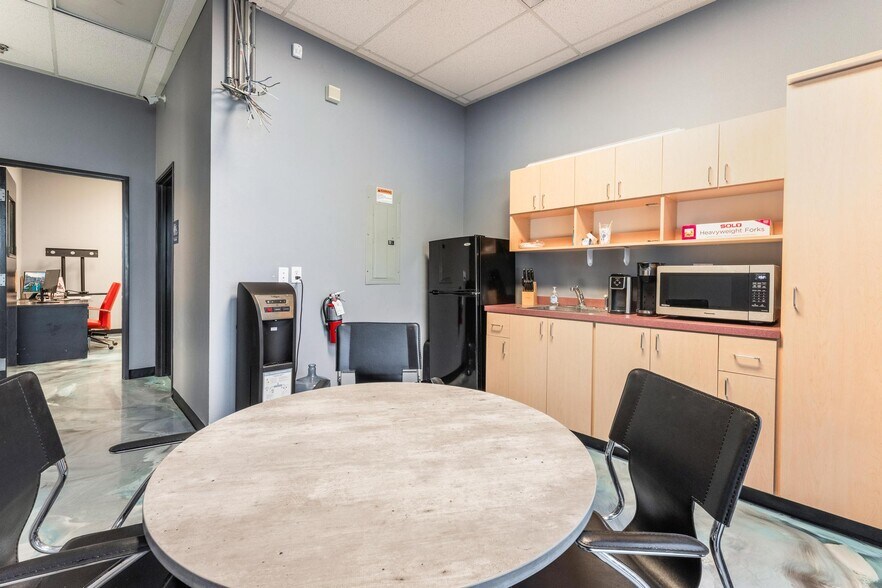 More Photos Of 6230 McLeod Dr, Las Vegas Office For Sale