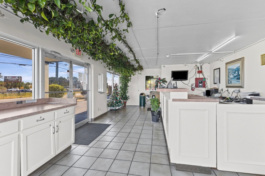 More Photos Of 900 W I-65 Service Rd S, Mobile Hotel For Sale
