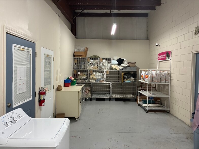 More Photos Of 5745 Pershing Ave, Orlando Veterinarian Kennel For Sale