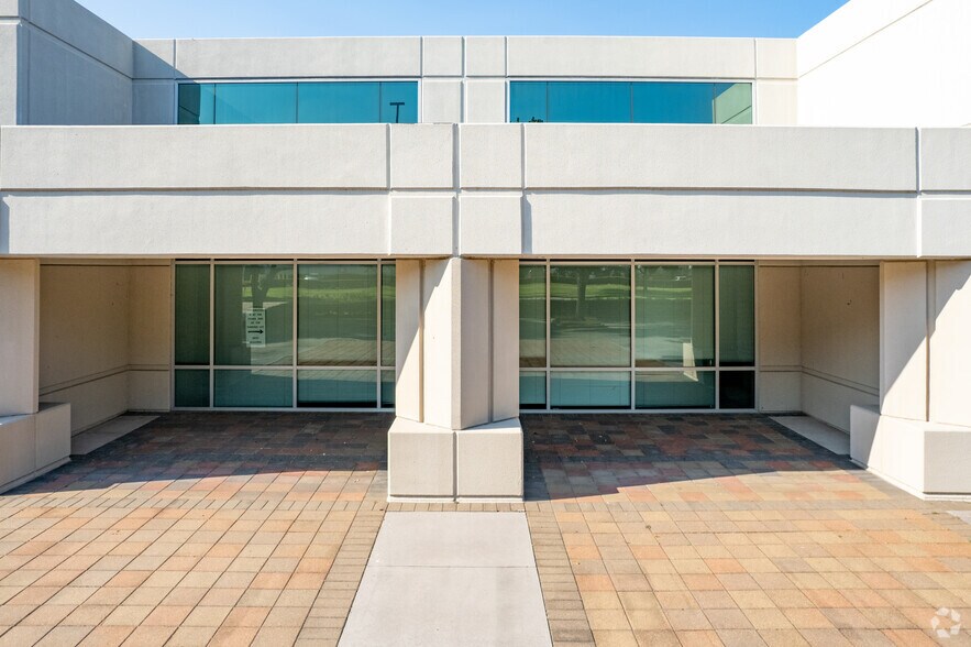 More Photos Of 820 Gears Rd, Houston Manufacturing For Lease