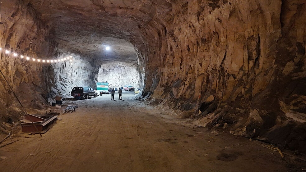 More Photos Of 20 Cave Industrial dr, Crystal City Industrial For Sale