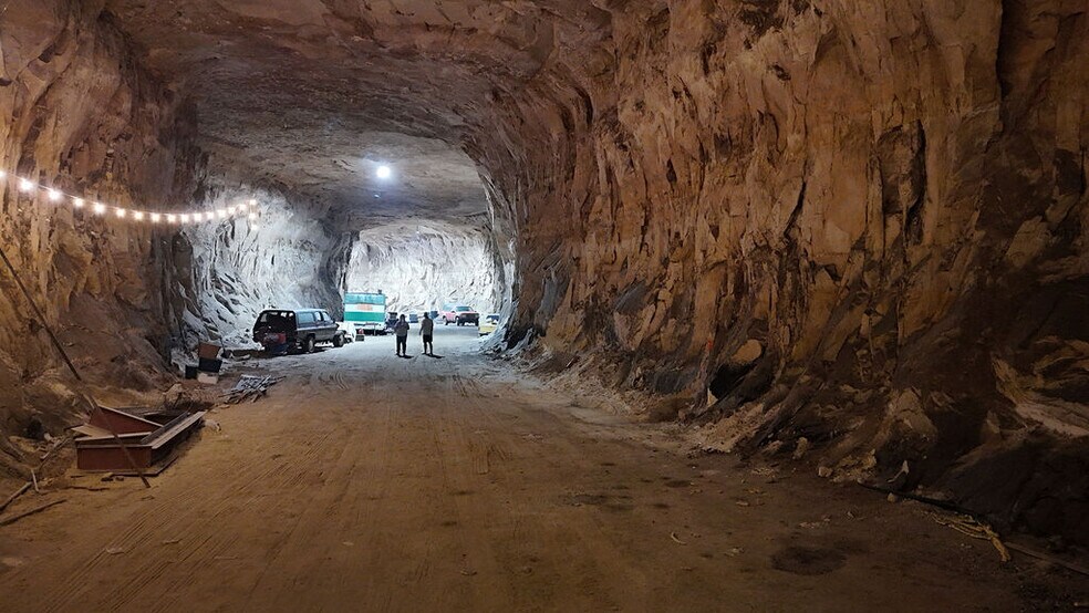 More Photos Of 20 Cave Industrial dr, Crystal City Industrial For Lease