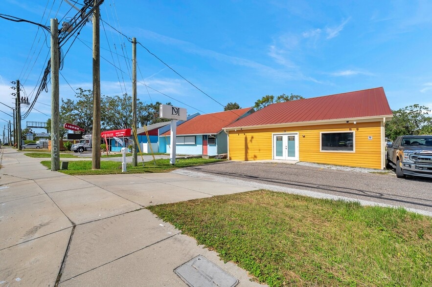 More Photos Of 7949 Ulmerton Rd, Largo Storefront For Sale