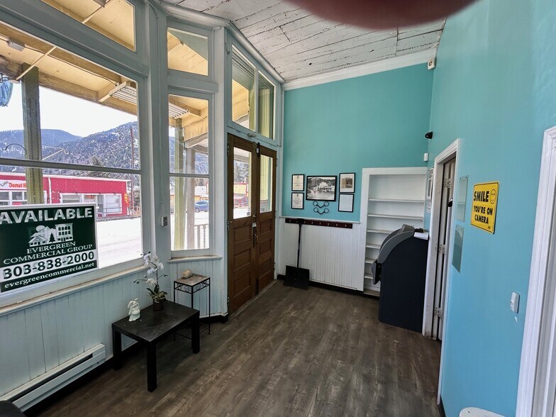 More Photos Of 13 E Park Ave, Empire General Retail For Lease