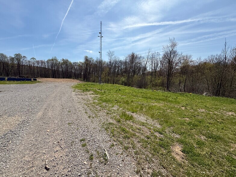 More Photos Of 4881 Pittsburgh Rd, Harrisville Light Distribution For Sale