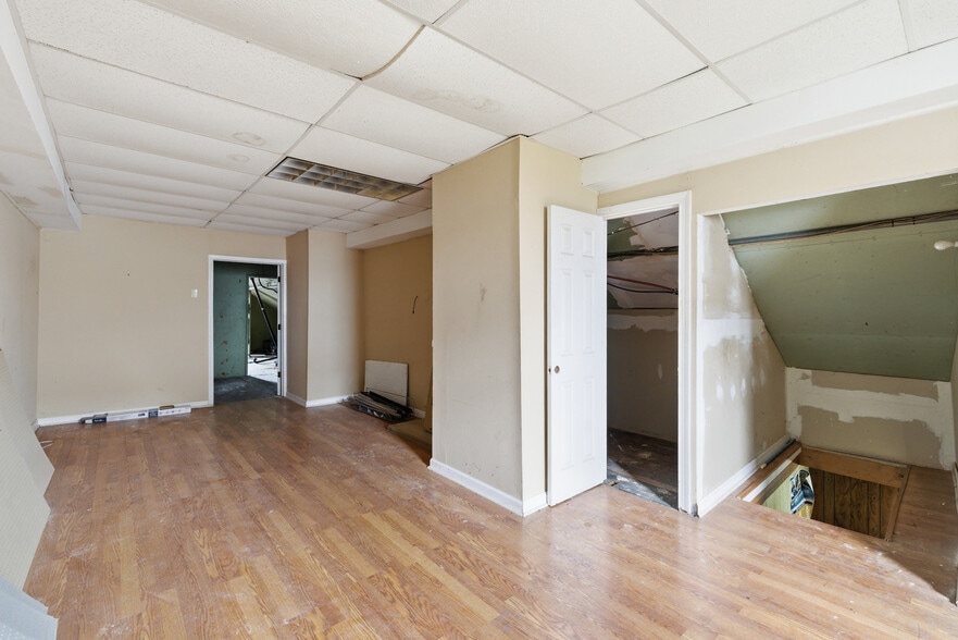 More Photos Of 233 Lexington Ave, Mansfield Convenience Store For Sale