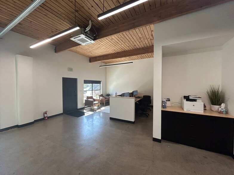 More Photos Of 5615 S Hood Ave, Portland Office For Sale