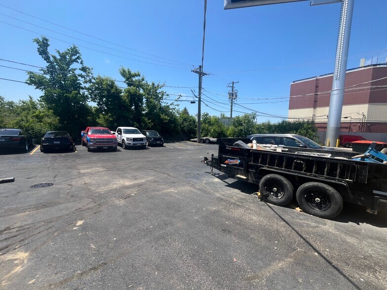 More Photos Of 5338-5356 N Northwest Hwy, Chicago Warehouse For Lease