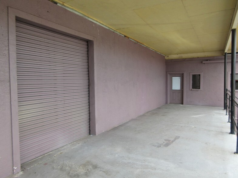More Photos Of 15445 N Nebraska Ave, Lutz Warehouse For Lease