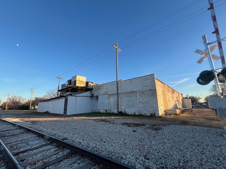 More Photos Of 310 N Oak St, Mcpherson Warehouse For Sale