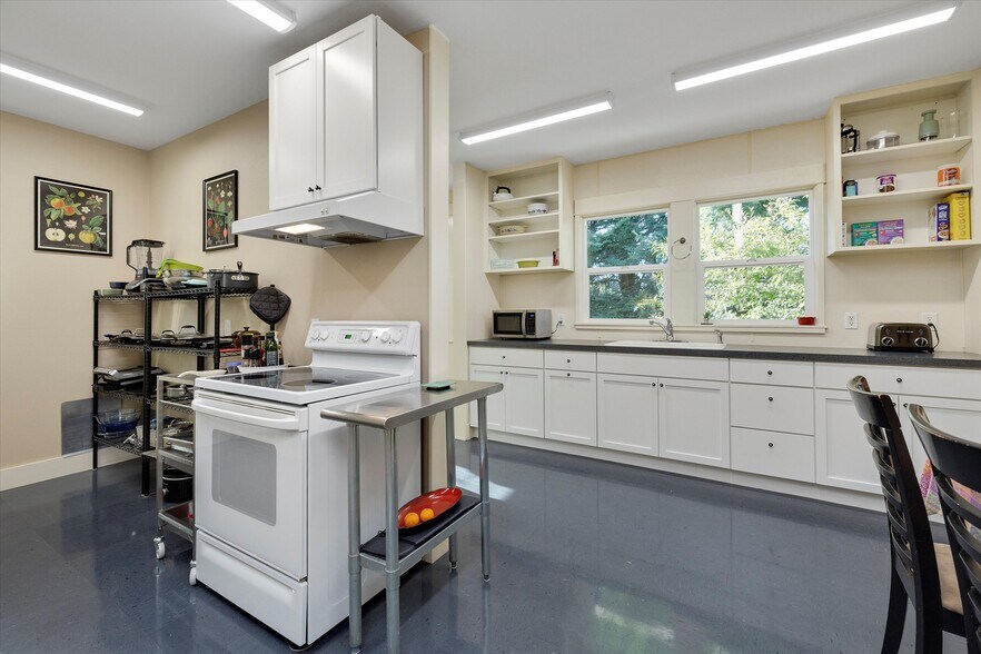 More Photos Of 835 N Main Ave, Gresham Restaurant For Sale