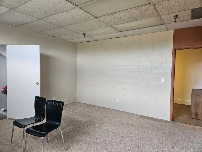 More Photos Of 1406-1414 E Pine St, Midland Warehouse For Lease