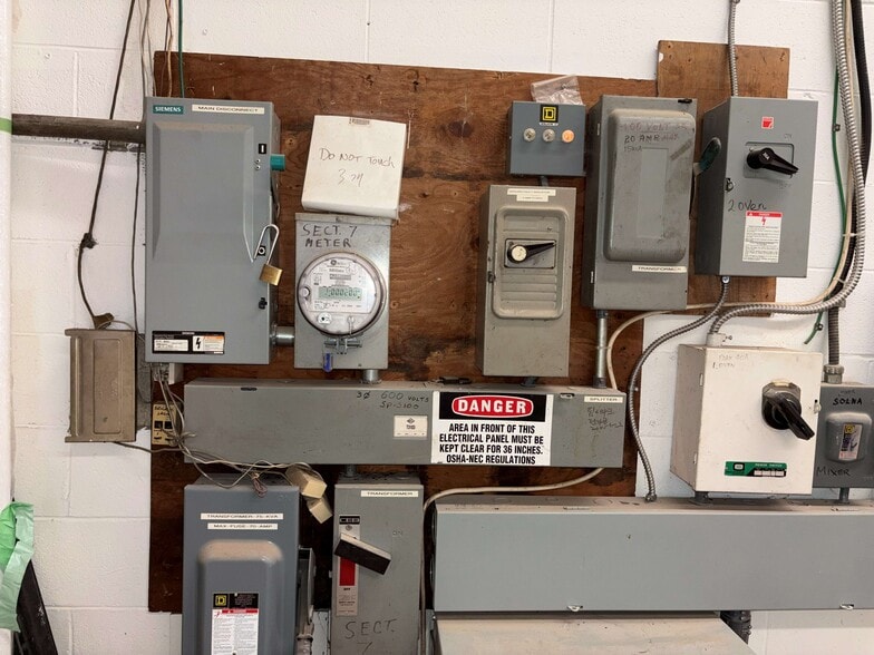 More Photos Of 90 Esna Park Dr, Markham Service For Lease