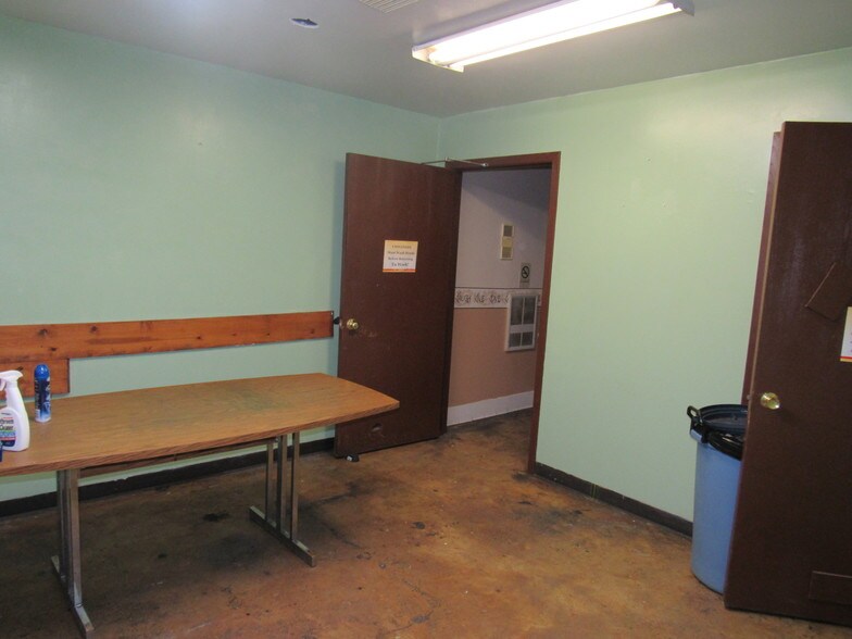 More Photos Of 275 Laing St, Redgranite Supermarket For Lease