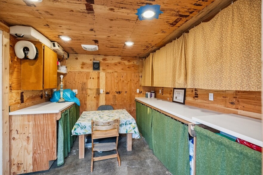 More Photos Of 615 SE 1st Ave, Canby Office For Sale