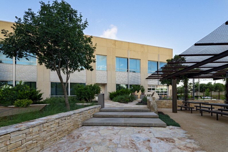 More Photos Of 810 Hester's Crossing, Round Rock Office For Lease
