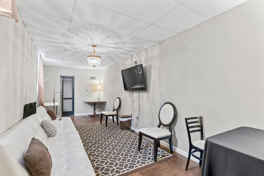 More Photos Of 138 E Market St, New Albany Lodge Meeting Hall For Sale