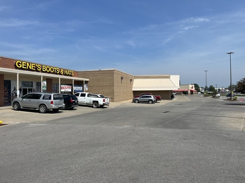 More Photos Of 3135-3159 W Broadway Blvd, Sedalia Storefront For Lease