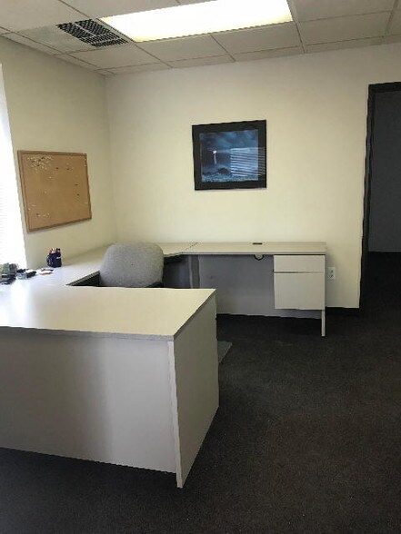 More Photos Of 21291 Hilltop St, Southfield Research And Development For Lease
