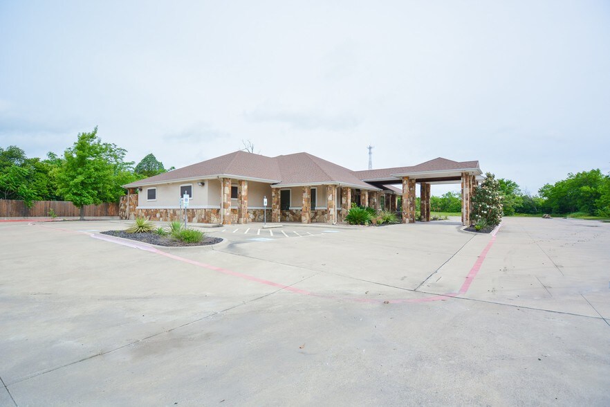 More Photos Of 2320 Airport Rd, Temple Storefront Retail Office For Lease