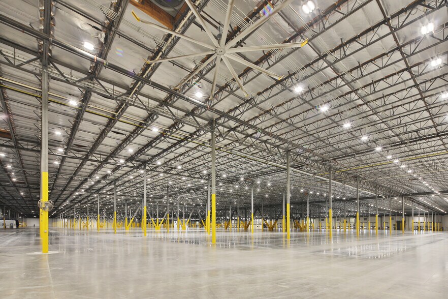 More Photos Of 2801 W Avenue H, Lancaster Distribution For Lease