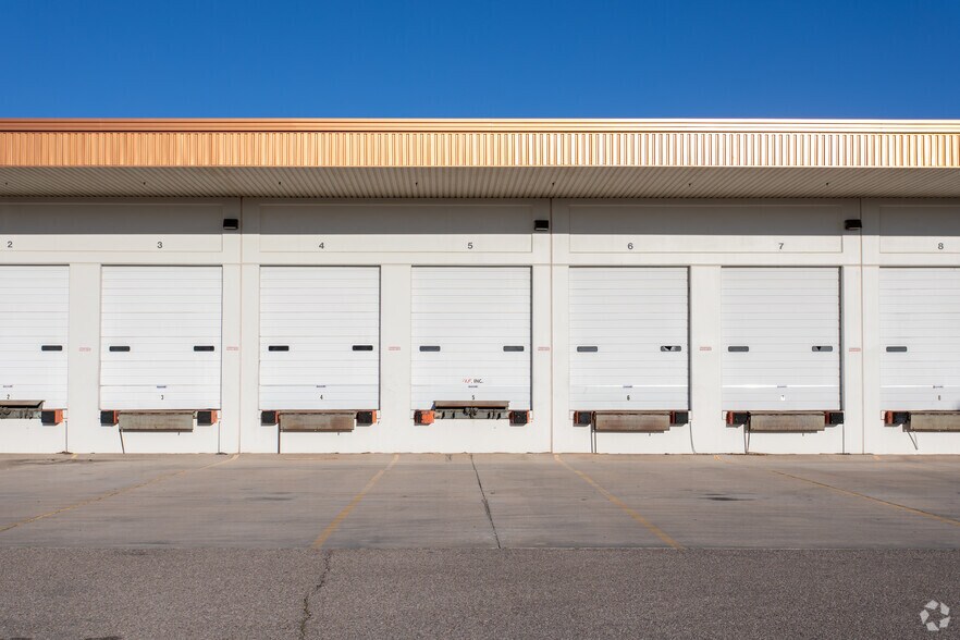 More Photos Of 2810 E Airport Dr, Tucson Distribution For Lease