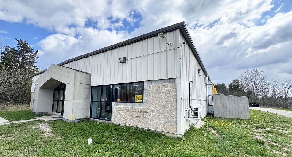 Primary Photo Of 9408 N Saginaw St, Mount Morris Warehouse For Sale