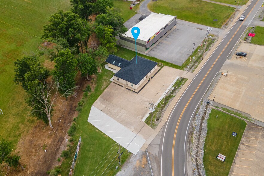 More Photos Of 709 N Carbon St, Marion Flex For Sale