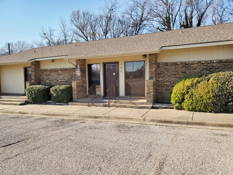 Primary Photo Of 423 W Wheatland Rd, Duncanville Office For Lease