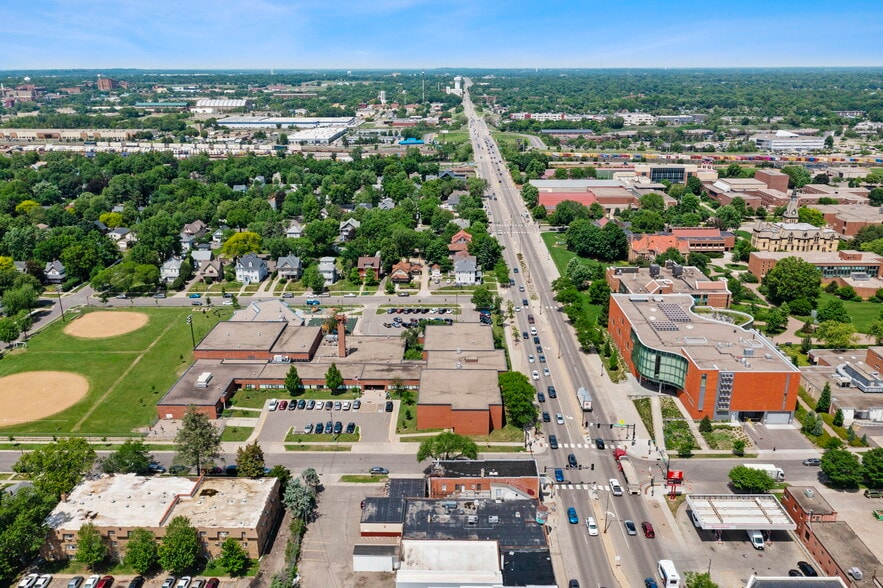 More Photos Of 755 N Snelling Ave N, Saint Paul Storefront For Lease