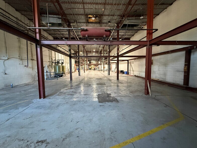 More Photos Of 2016 Madison Rd, Cincinnati Storefront Retail Office For Lease
