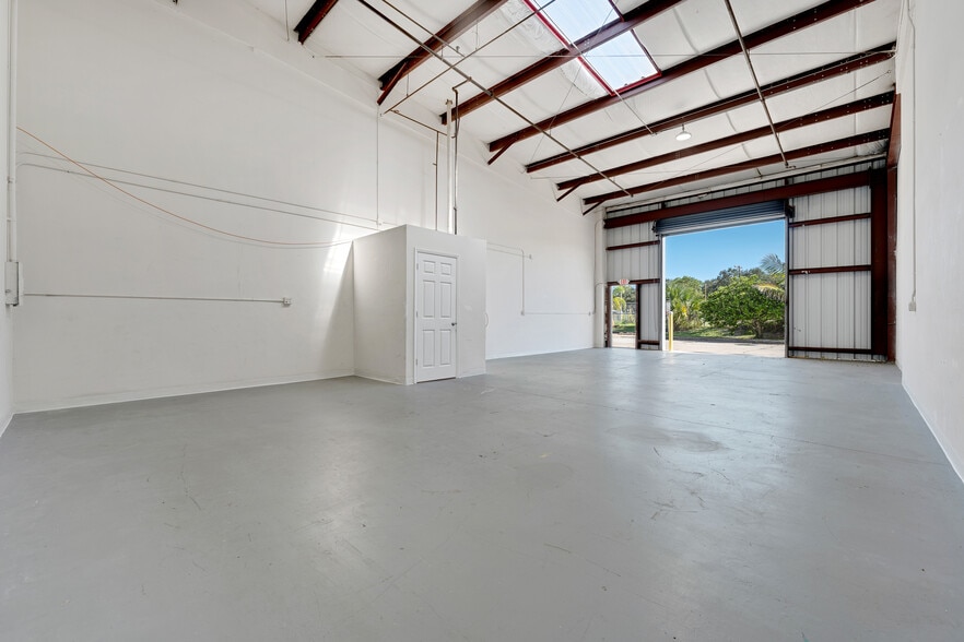 More Photos Of 2280 Avocado Ave, Melbourne Warehouse For Lease