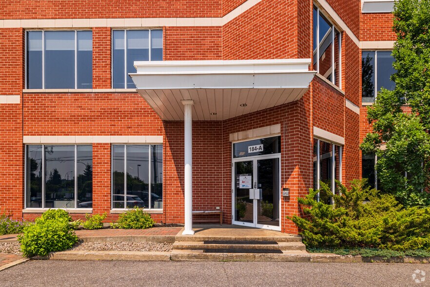 More Photos Of 184 Rue De Normandie, Boucherville Office For Lease
