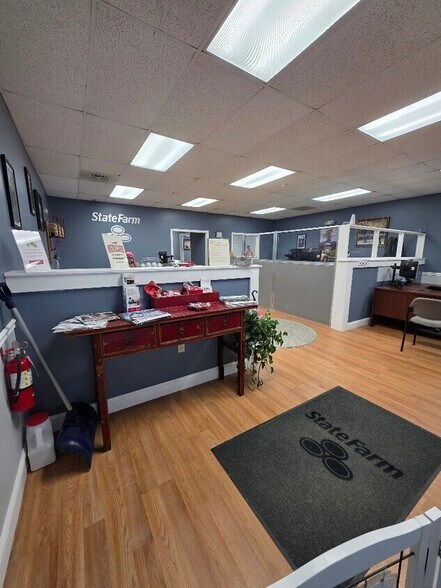 More Photos Of 264 Main St, Lincoln Storefront For Lease