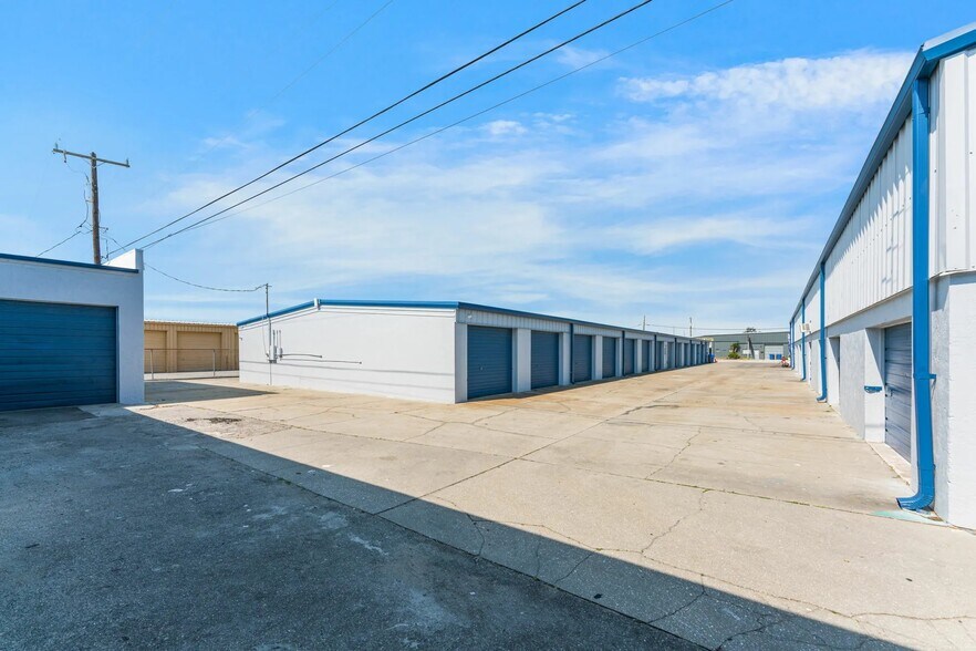 More Photos Of 249-268 Seaboard Ave, Venice Warehouse For Lease