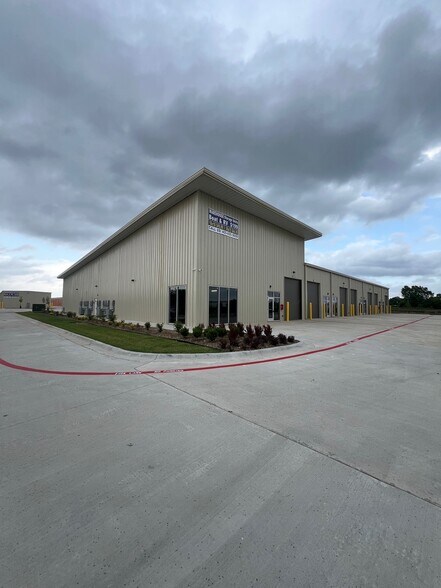 More Photos Of 1600 S Broadway Ave, Moore Self Storage For Lease