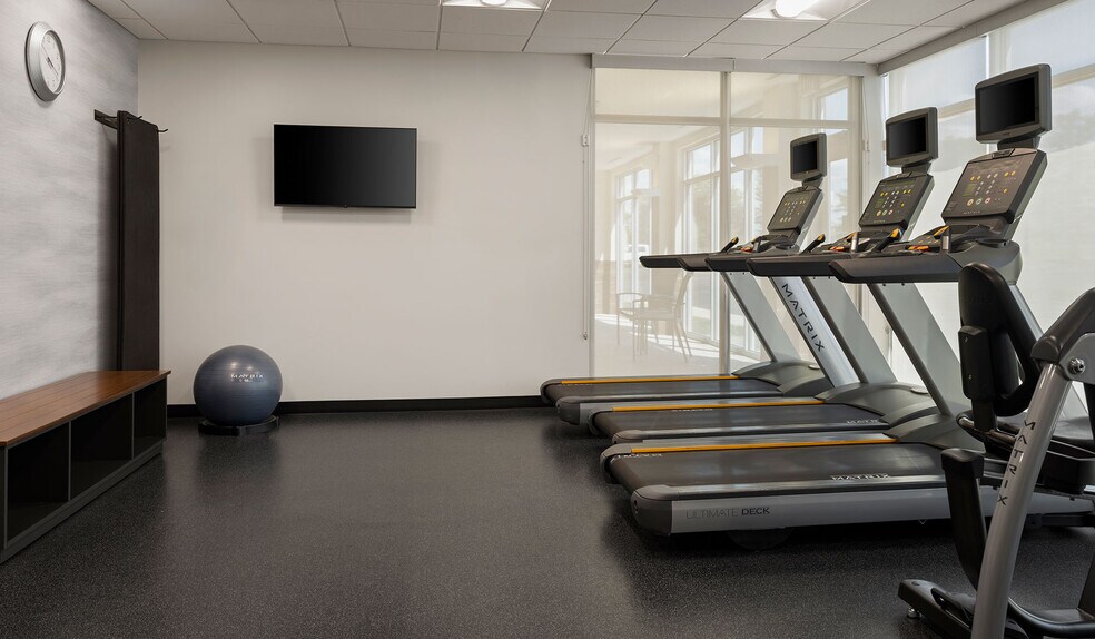 More Photos Of 10495 Crosspoint Blvd, Indianapolis Hotel For Sale