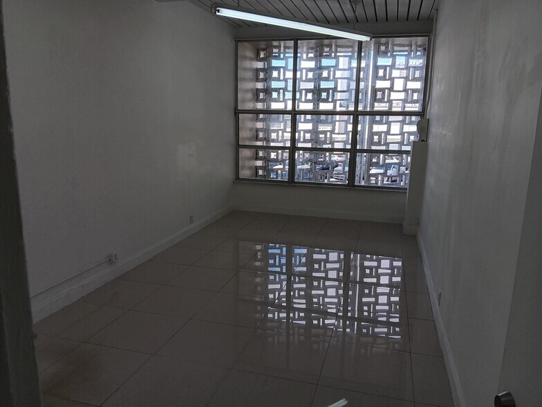 More Photos Of 2400 E Oakland Park Blvd, Fort Lauderdale Storefront Retail Office For Lease