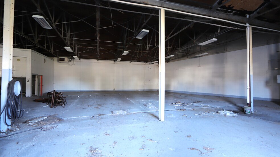 More Photos Of 142 Middle St, Geneva Warehouse For Sale