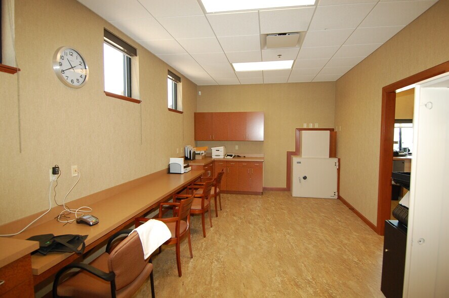 More Photos Of 640 Highway 1 W, Iowa City Office For Sale