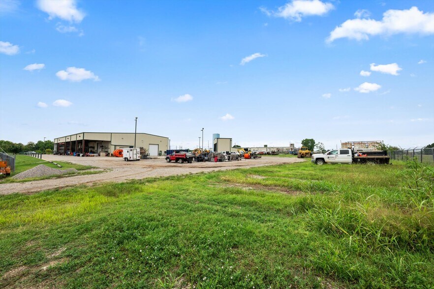 More Photos Of 12400 S Sunnylane Rd, Moore Manufacturing For Lease