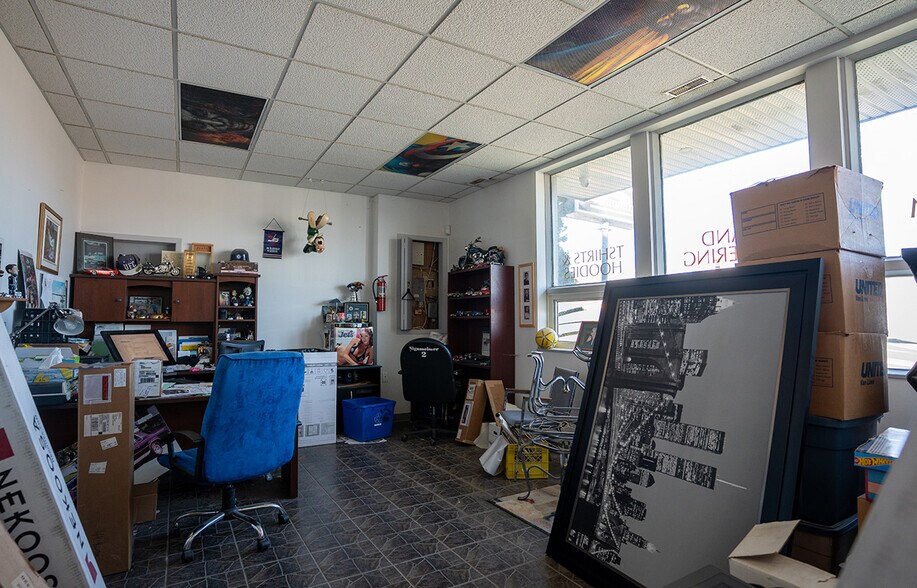 More Photos Of 1808 St Matthews Av, Winnipeg Office For Lease